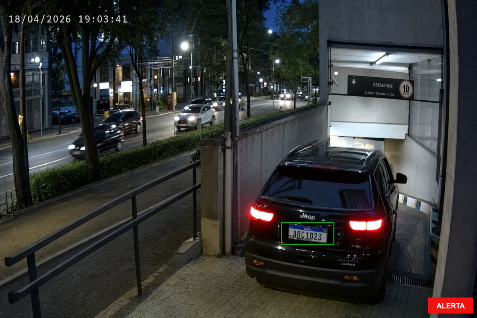 Foto investigativa Pinheiros SP captura noturna Jeep Compass em estacionamento