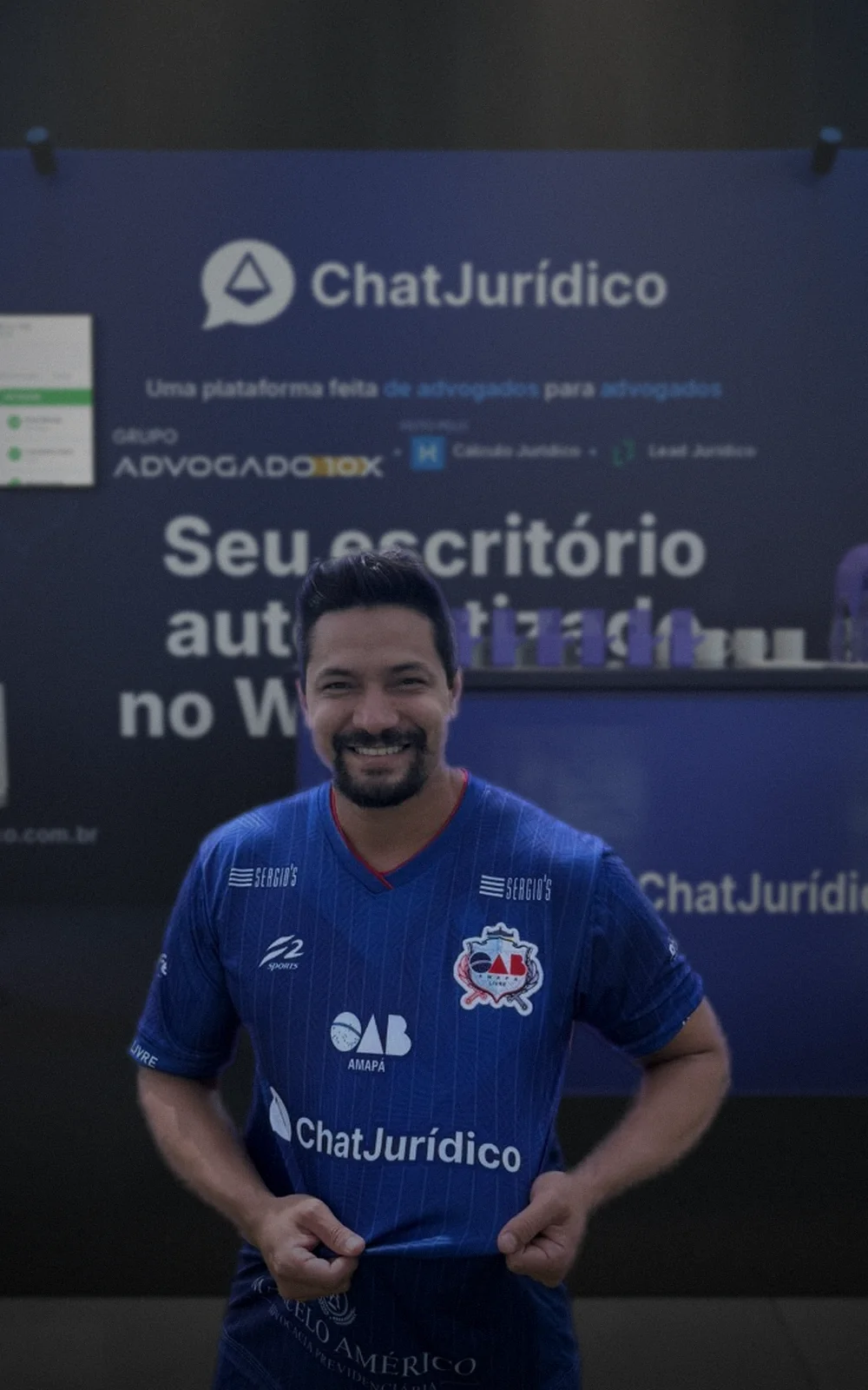 Jogador com a camisa da OAB Amapá patrocinada pelo Chat Jurídico, em montagem com o stand do Chat Jurídico ao fundo